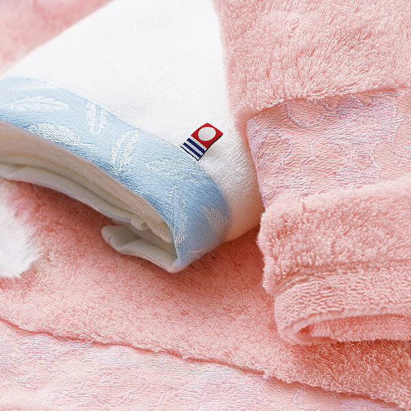 今治ブランド「和布小紋」のバスタオルセット。使い始めから抜群の吸水性。そしてふんわりとした風合いを長持ちさせています。