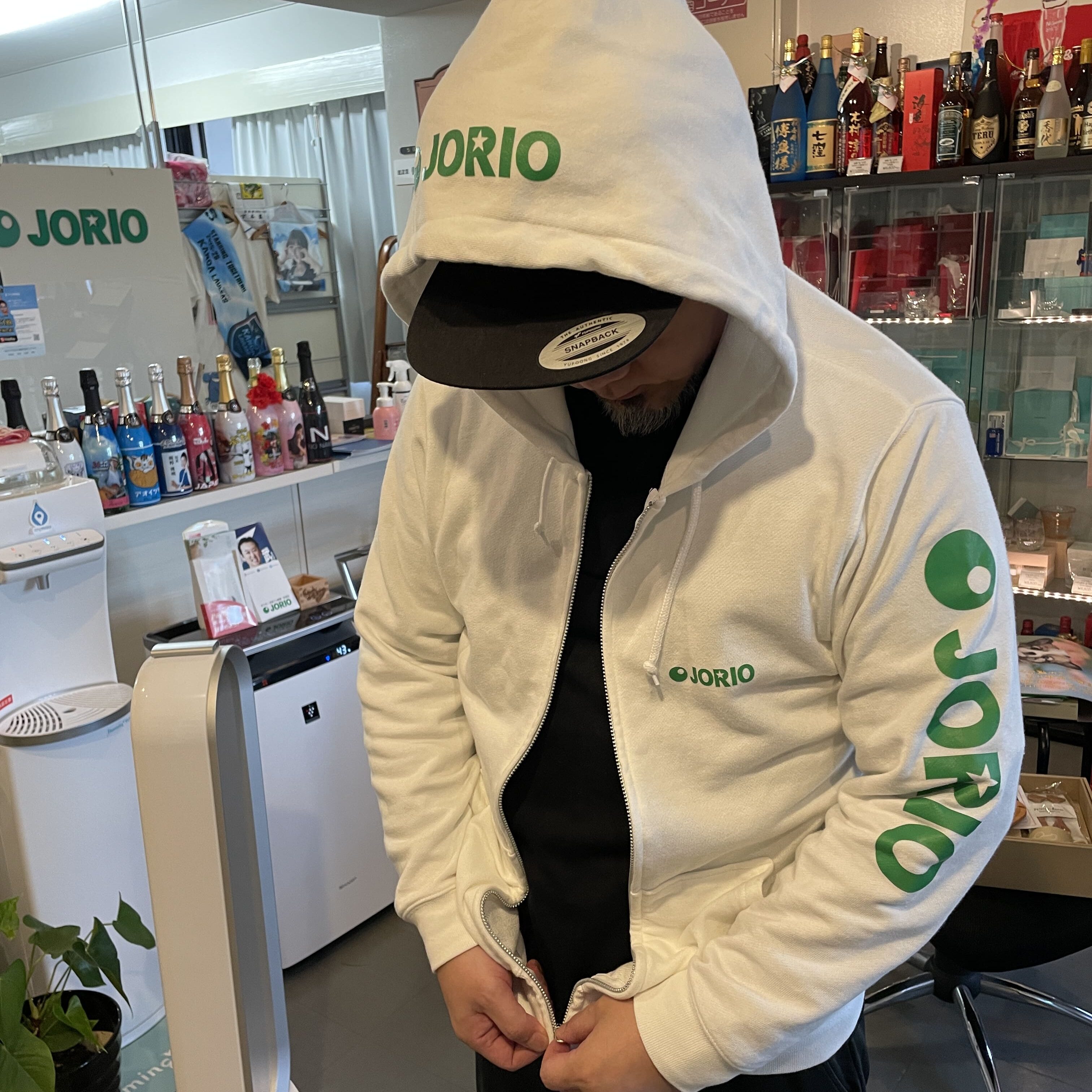 パーカーのファスナーを閉めるジョリオ