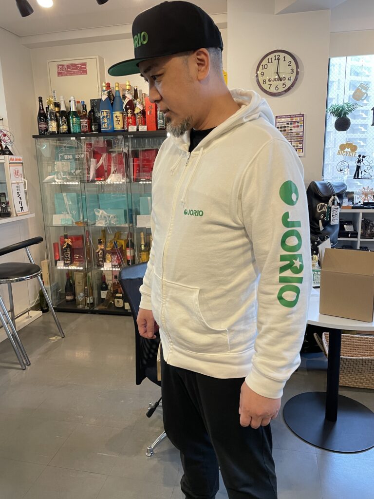 パーカー姿のジョリオ