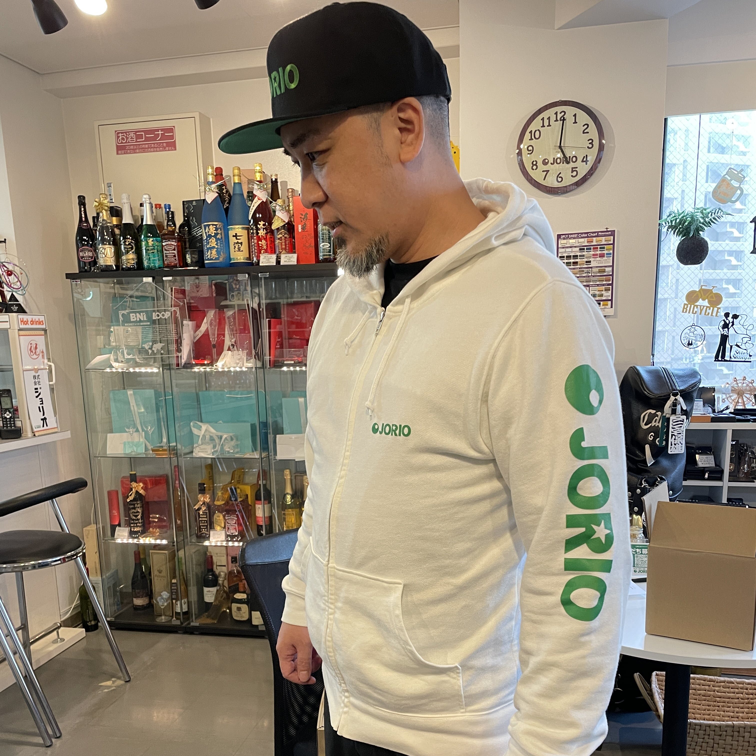 パーカー姿のジョリオ