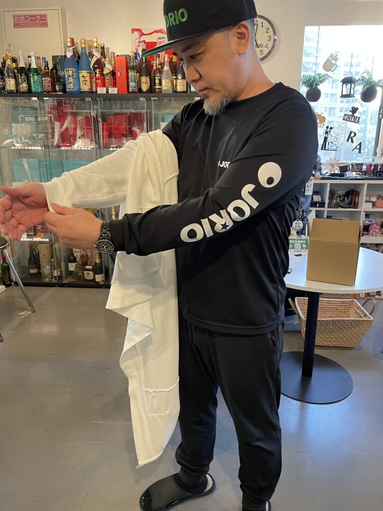 パーカーに袖を通すジョリオ