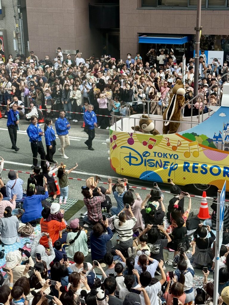 ディズニーパレードに集まった人たち